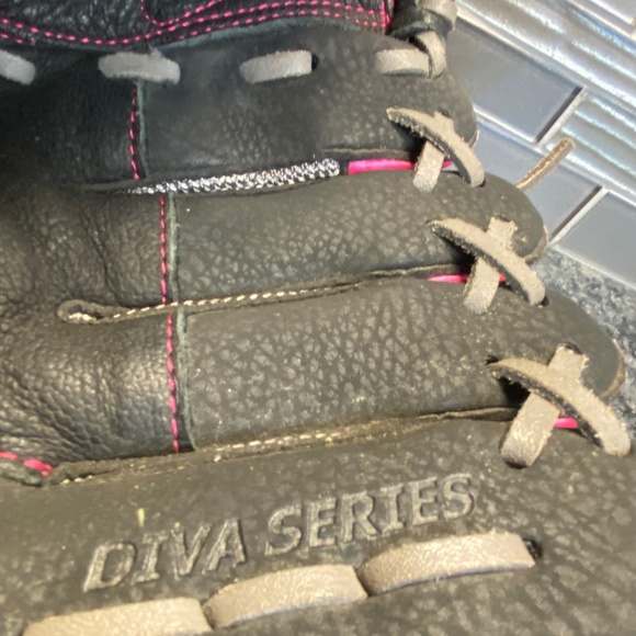 LOUISVILLE SLUGGER DIVA SERIES DV14-HP 10 1/2 LEFT Handed Glove - Picture 4 of 11